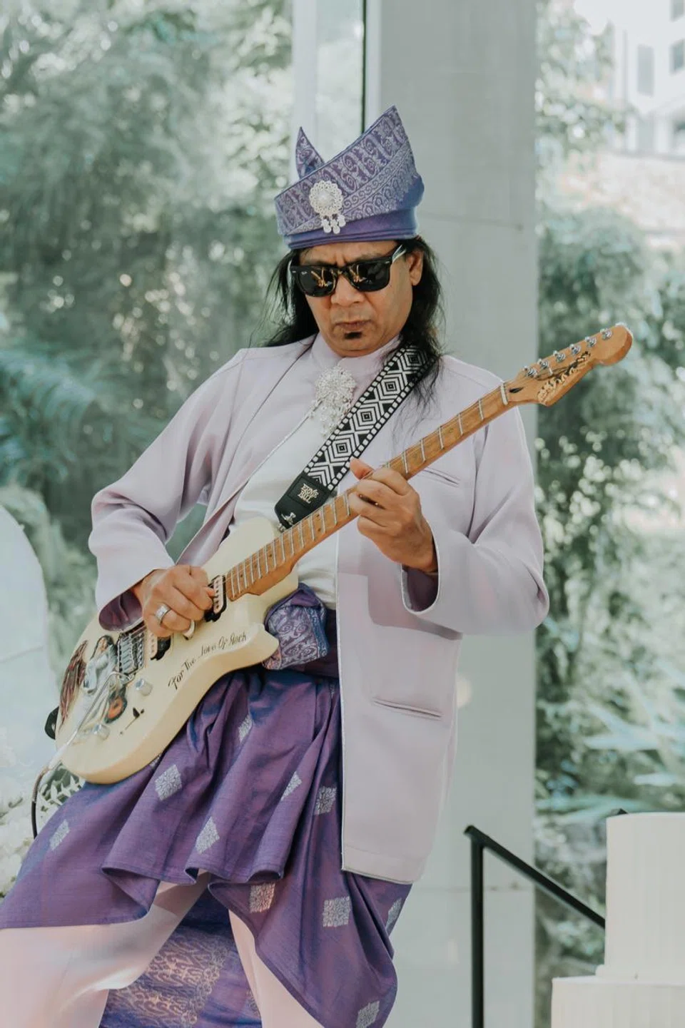 Persembahan gitar elektrik solo Encik Halim berlangsung sekitar tiga minit, sebagai  iringan bagi perarakan masuk ketiga dan juga acara memotong kek.