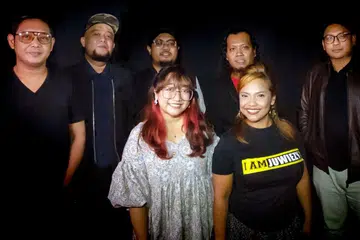 MANISNYA KERJASAMA: Album Inilah Dunia - The Bhumi Projek dijayakan (dari kiri) Zuher (Bhumiband), Izaar (Bushmen), Flique (Last Regiment), Indah Han, Reamie (Bhumiband), Juwiezy dan Kif (Bhumiband). Ard (Bhumiband) tiada dalam gambar. - Foto NOOR HAIRI