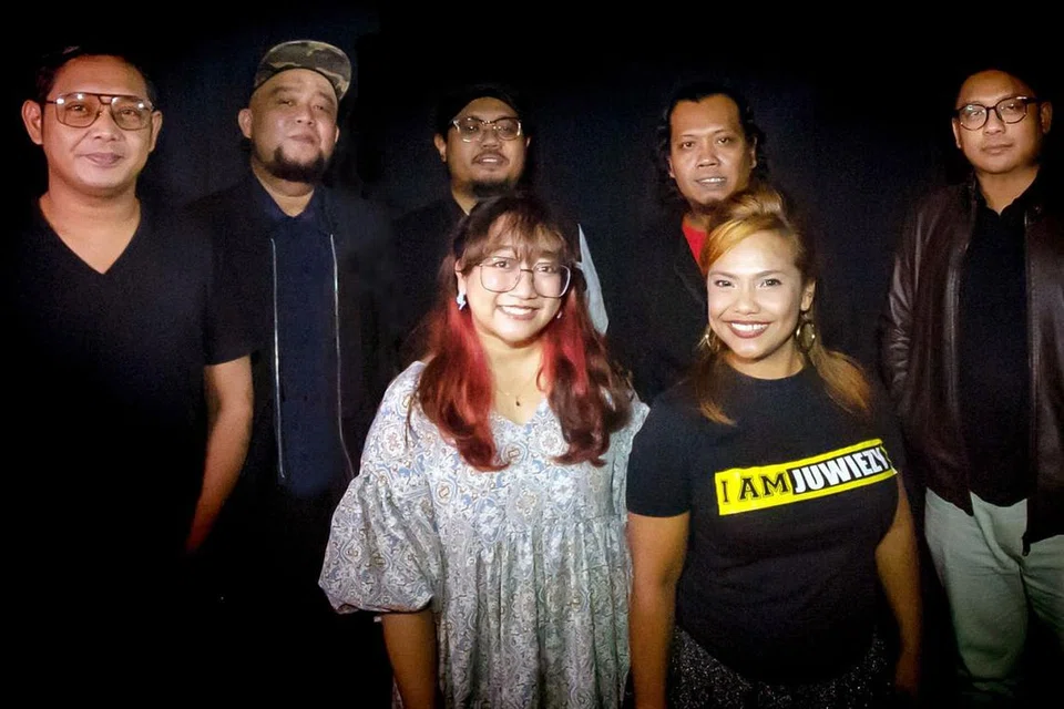 MANISNYA KERJASAMA: Album Inilah Dunia - The Bhumi Projek dijayakan (dari kiri) Zuher (Bhumiband), Izaar (Bushmen), Flique (Last Regiment), Indah Han, Reamie (Bhumiband), Juwiezy dan Kif (Bhumiband). Ard (Bhumiband) tiada dalam gambar. - Foto NOOR HAIRI