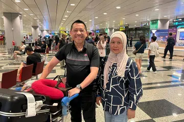 Rasa gementar Encik Amin Rasidi (kiri) dan isterinya Cik Nur Hayati Abdul Aziz (kanan) menyusuli letupan bertubi-tubi berdekatan kediaman mereka berakhir dan tatkala menerima panggilan daripada pihak Kementerian Ehwal Luar (MFA) yang menawarkan penerbangan pemindahan dari Muscat, Oman untuk pulang ke Singapura.