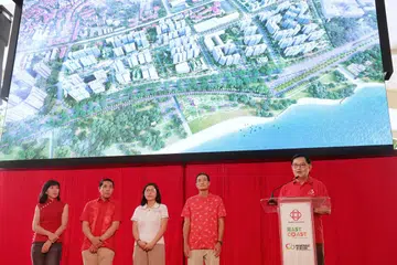 (Dari kanan) Timbalan Perdana Menteri, Encik Heng Swee Keat, bersama rakan Anggota Parlimen GRC East Coast yang lain iaitu Encik Tan Kiat How, Cik Cheryl Chan, Dr Mohamad Maliki Osman dan Cik Jessica Tan membentangkan Pelan East Coast kepada penduduk semasa satu acara sambutan Tahun Baru Cina di Heartbeat@Bedok pada 25 Januari.