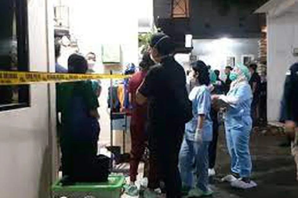 BUNUH EMPAT ANAK: Anggota pasukan forensik Polis Jakarta membawa keluar mayat seorang kanak-kanak dari sebuah rumah di Jagakarsa, Jakarta Selatan, pada 6 Disember. Polis melancarkan siasatan pembunuhan selepas empat anak kecil daripada keluarga yang sama ditemui mati. 