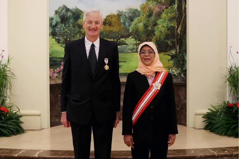 SUMBANGAN DIHARGAI: Presiden Halimah Yacob bersama pengasas dan pengerusi syarikat pencipta perkakas rumah, Dyson, Encik James Dyson, yang dinobat anugerah Bintang Bakti Masyarakat di Istana pada Selasa.