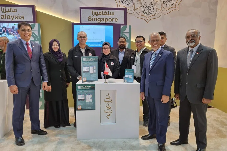PERSIDANGAN HAJI DAN UMRAH: Menteri Bertanggungjawab bagi Ehwal Masyarakat Islam, Encik Masagos Zulkifli Masagos Mohamad (dua dari kanan), bergambar bersama pasukan Pejabat Ehwal Jemaah Haji Singapura (SPAO) yang membangunkan aplikasi PilgrimSG di Pameran dan Persidangan Haji dan Umrah di Jeddah pada 9 Januari.