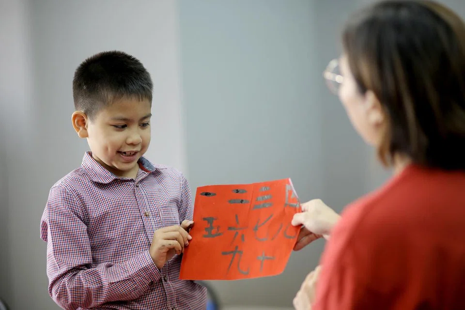 BELAJAR BAHASA BARU: Sejak anak kecil penulis memasuki prasekolah pada 2022, bahasa Inggeris dan Melayu bukan lagi menjadi bahasa yang kerap digunakan di rumah. Dia kini dapat memahami beberapa perkataan dalam Bahasa Mandarin. 