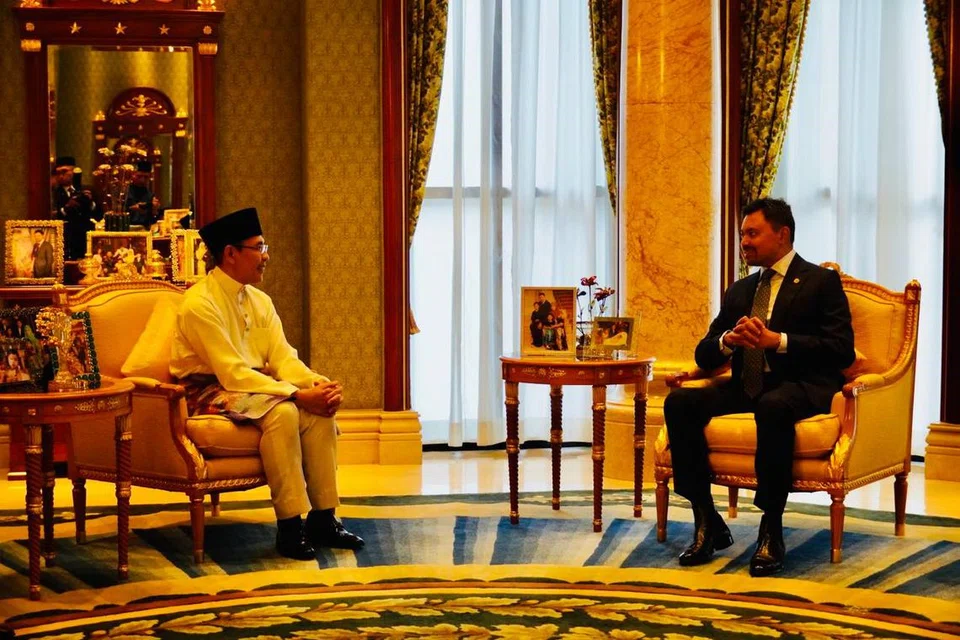 Dr Mohamad Maliki Osman (kiri) turut menemui Putera Mahkota Brunei, Putera Haji Al-Muhtadee Billah, yang juga Menteri Kanan di Pejabat Perdana Menteri.