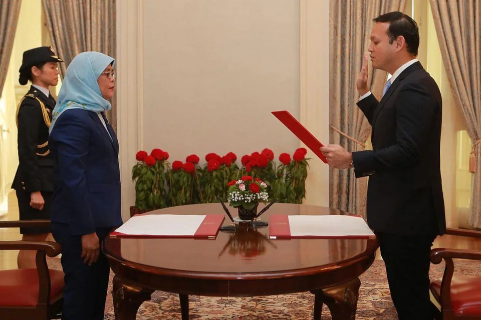 TUGAS BARU: Encik Zaqy Mohamad (kanan) mengangkat sumpah sempena pelantikannya sebagai Menteri Negara (Pembangunan Negara merangkap Tenaga Manusia) di hadapan Presiden Halimah Yacob dalam upacara yang berlangsung di Istana semalam. - Foto BH oleh DENNIS THONG