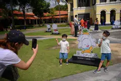 MENCARI AI: Kanak-kanak berpeluang bergambar dengan Ai, watak kartun, di laman Pusat Warisan Melayu (MHC) dan mencari Ai melalui permainan Ai Love Museums: Hide-N-Seek dalam talian atau melalui telefon bimbit. - Foto MARK CHEONG 