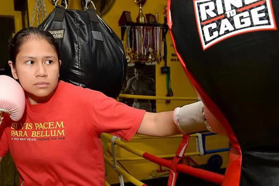 SAAT MERCU TANDA: Nurshahidah Roslie bakal menjadi petinju profesional wanita pertama setempat.