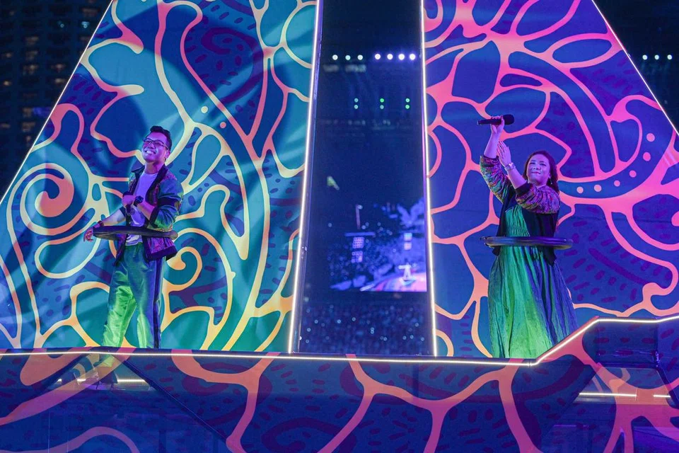 BAKAL TUNJUK BAKAT: Haramain Osman (kiri) dan Judah Lyne (kanan) dari kumpulan The Lion Story telah menyanyikan lagu ciptaan sendiri ‘Oh Kawan’ semasa acara Perbarisan Hari Kebangsaan (NDP) 2023 pada 9 Ogos.