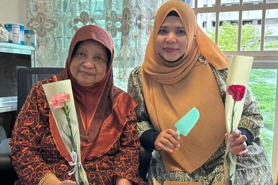 (kanan)  Cik Faridah Hanum Abdul Hamis bergambar bersama ibu kesayangan, Cik Hajah Kamisah Amat, ketika memotong kek sempena Hari Ibu.