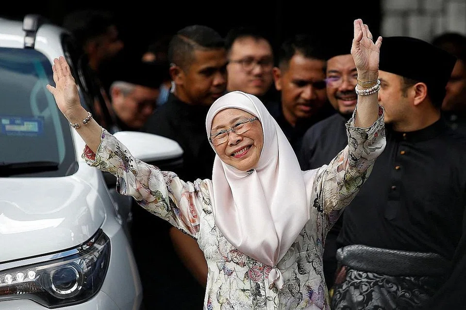 TUMPANG GEMBIRA: Dr Wan Azizah, isteri Datuk Seri Anwar Ibrahim, kelihatan gembira di luar kediaman mereka di Kajang. - Foto REUTERS 