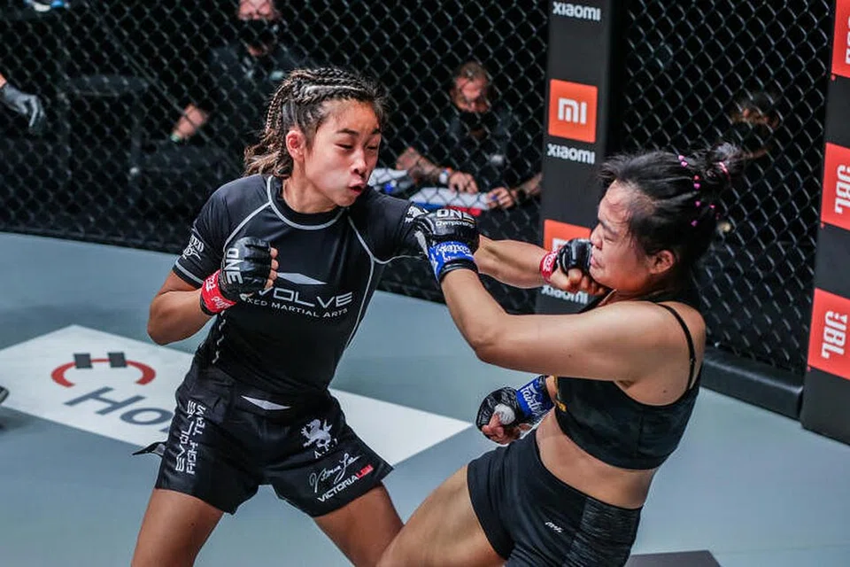 Kematian (kiri) Victoria diumumkan oleh kakaknya, Angela pada Sabtu (7 Jan). 