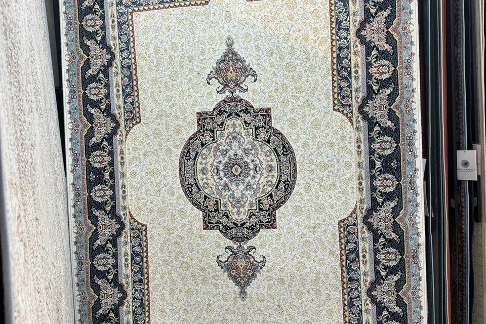 Permaidani buatan mesin yang indah dan menawan. Terdapat pelbagai warna, saiz dan rekaan menarik bagi permaidani Iran ini. Untuk pembaca Berita Harian (BH), tawaran hebat diberikan bagi pembelian permaidani tertentu. 