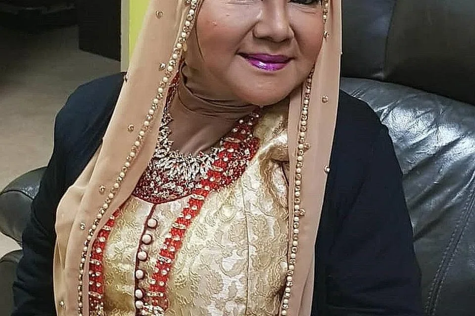 DAPATKAN RAWATAN: Ungku Muhammad Danial memasukkan susu melalui tiub di hidung ibunya, Zaleha. Zaleha (atas semasa sihat) yang diserang angin ahmar peringkat permulaan kini sudah mampu menggerakkan kaki dan tangannya selepas menjalani terapi dan rawatan. - Foto SINAR HARIAN & fail