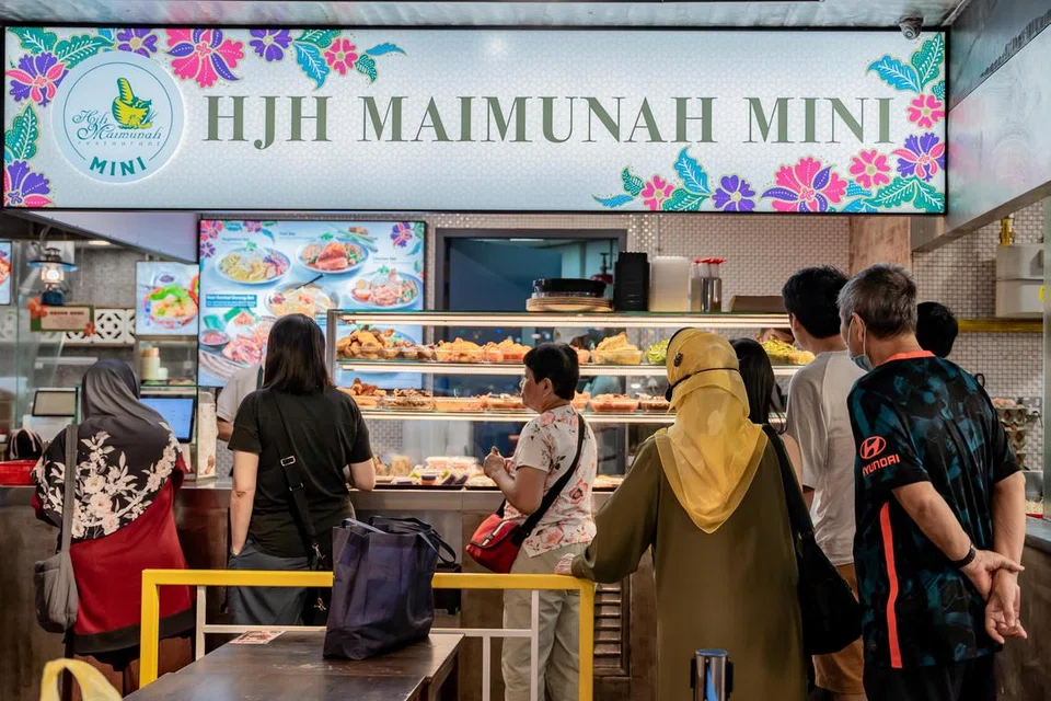 PELANGGAN SETIA: Cawangan ‘mini’ di Boleh Boleh! yang terletak di pusat beli-belah Clementi Mall menerima kira-kira 400-600 pelanggan sehari.