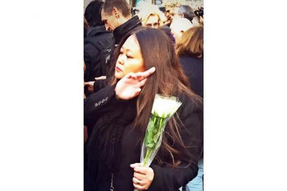 SIMPATI MENDALAM: Cik Norazia membawa sejambak bunga semasa melawat tempat berdekatan dua serangan pertama pengganas di Place de la Republique di Paris sebagai penghormatan bagi memperingati mangsa serangan pengganas lewat Jumaat malam lalu. - Foto ihsan NORAZIA ALI