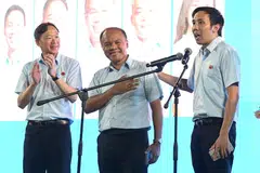 Naib pengerusi Parti Pekerja (WP), Encik Faisal Manap (tengah), menyampaikan ucapan di Stadium Serangoon pada 4 Mei. Beliau ditemani sebilangan anggota pasukan WP di GRC Tampines, Dr Ong Lue Ping (kiri) dan Encik Michael Thng.