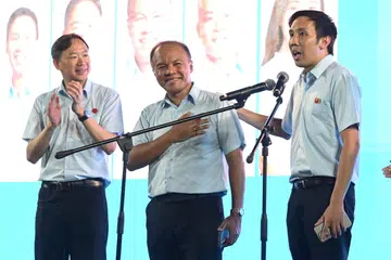 Naib pengerusi Parti Pekerja (WP), Encik Faisal Manap (tengah), menyampaikan ucapan di Stadium Serangoon pada 4 Mei. Beliau ditemani sebilangan anggota pasukan WP di GRC Tampines, Dr Ong Lue Ping (kiri) dan Encik Michael Thng.