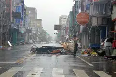 RIBUT KENCANG: Taufan Nepartak dengan ribut sekencang 234 kilometer sejam melanda kawasan pantai timur Taiwan semalam membunuh seorang sementara 9,000 penduduk dipindahkan dan 97,000 keluarga putus bekalan elektrik. - Foto AFP
