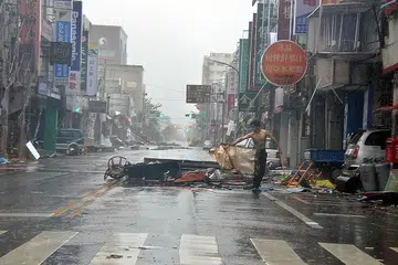 RIBUT KENCANG: Taufan Nepartak dengan ribut sekencang 234 kilometer sejam melanda kawasan pantai timur Taiwan semalam membunuh seorang sementara 9,000 penduduk dipindahkan dan 97,000 keluarga putus bekalan elektrik. - Foto AFP
