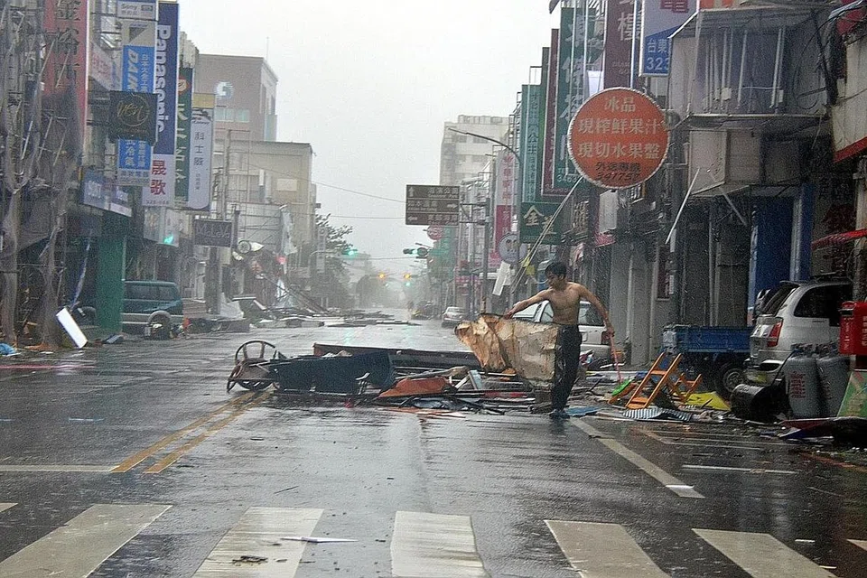RIBUT KENCANG: Taufan Nepartak dengan ribut sekencang 234 kilometer sejam melanda kawasan pantai timur Taiwan semalam membunuh seorang sementara 9,000 penduduk dipindahkan dan 97,000 keluarga putus bekalan elektrik. - Foto AFP
