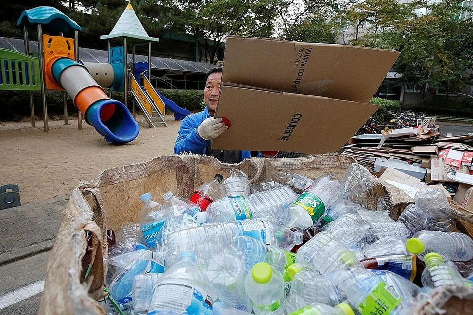 PEMULIHARAAN ALAM SEKITAR: Encik Lee Yong-gi, pemilik kemudahan kitar semula, mengumpulkan sampah dan barang buangan, termasuk plastik dari kediaman awam di Seoul, untuk dikitar semula sewaktu gambar dirakamkan pada 23 Disember lalu. - REUTERS