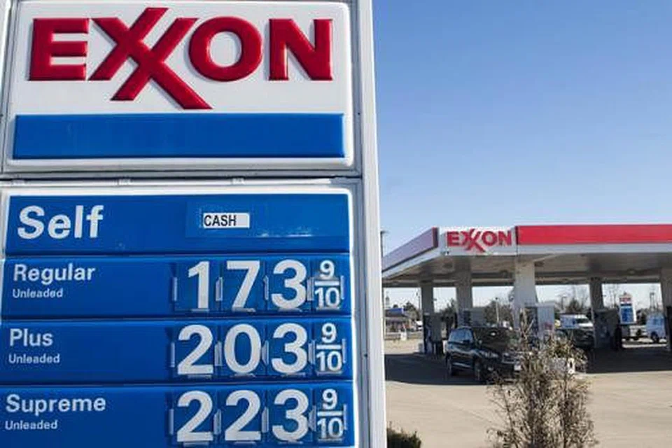 LEBIH MURAH: Harga minyak runcit kini lebih rendah berikutan penurunan harga minyak sedunia. - Foto AFP