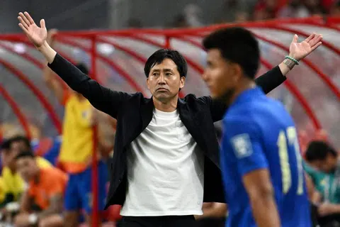 TIDAK PASTI: Reaksi ketua jurulatih Singapura, Takayuki Nishigaya, semasa perlawanan pasukan Singa menentang Thailand dalam pusingan kedua Kelayakan Piala Dunia di Stadium Negara pada Selasa.