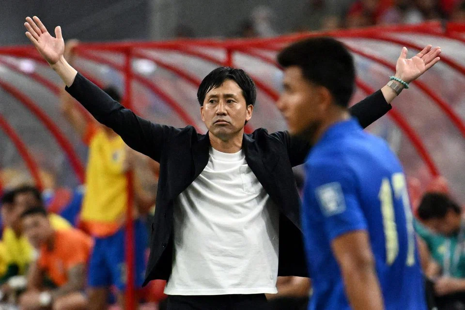 TIDAK PASTI: Reaksi ketua jurulatih Singapura, Takayuki Nishigaya, semasa perlawanan pasukan Singa menentang Thailand dalam pusingan kedua Kelayakan Piala Dunia di Stadium Negara pada Selasa.