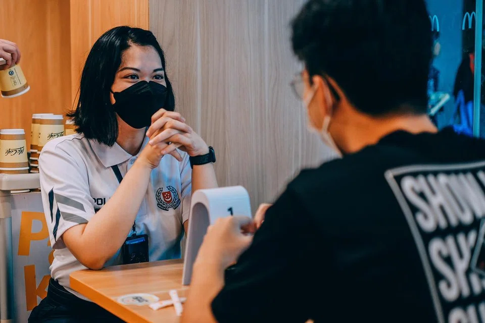 MENJALIN HUBUNGAN: Sarjan Nor’aisah Mohd Perdaus berbual bersama orang awam semasa tempoh percubaan Kopi bersama Polis yang diadakan pada 2022 selama tiga bulan.