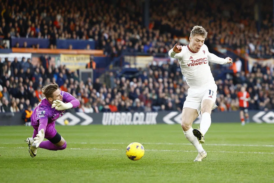 Rasmus Hojlund (kanan) telah pun memberi gambaran beliau berupaya menggalas tanggungjawab sebagai penyerang utama Manchester United. 