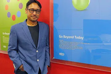 MAHU RAMAI BERANIKAN DIRI: Datuk Khairul Anwar Salleh yang menyifatkan dirinya sebagai insan yang mudah resah jika terperangkap dalam tugasan yang sama buat tempoh masa yang lama ingin melihat lebih ramai bakat Singapura tangkas keluar daripada zon selesa bagi merebut peluang yang terbentang luas dalam dunia kreatif. - Foto FARAH REZAL