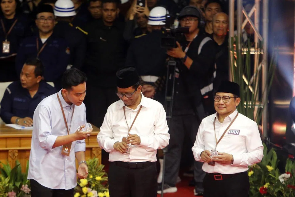 DEBAT NAIB PRESIDEN: Calon naib presiden (dari kiri), Encik Gibran Rakabuming Raka, Encik Mahfud MD dan Encik Muhaimin Iskandar dalam foto tangkap skrin yang dirakam pada 14 November di pejabat Suruhanjaya Pilihan Raya Umum (KPU), Jakarta, berdebat pada malam 22 Disember menyentuh isu ekonomi Indonesia.
