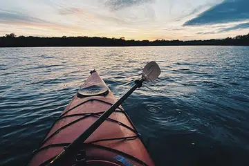 MALANG TIDAK BERBAU: Bayi lelaki berusia setahun tujuh bulan yang ditemukan lemas di Sungai Ketil, Lubuk Pedati, dekat sini dipercayai menaiki kayak bersama bapanya sebelum terlepas daripada pegangan lelaki itu.