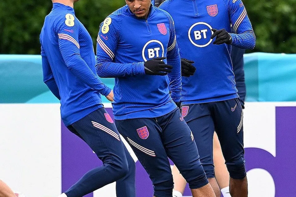 GIAT LATIHAN: Pemain England, Jadon Sancho (kiri) dengan Marcus Rashford giat menjalani latihan di pusat latihan Tottenham Hotspurs di utara London semalam menjelang aksi menentang Republik Czech. - Foto EPA-EFE 