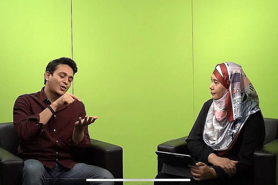 CABARAN YANG DIHARUNGI: Erwin Dawson, meluahkan cabaran yang harus dihadapi untuk terus terlibat dalam bidang lakonan dalam 'The BM Show' musim ketiga yang dihoskan oleh Hanim Mohd Saleh. - Foto-foto tangkap layar THE BM SHOW 3