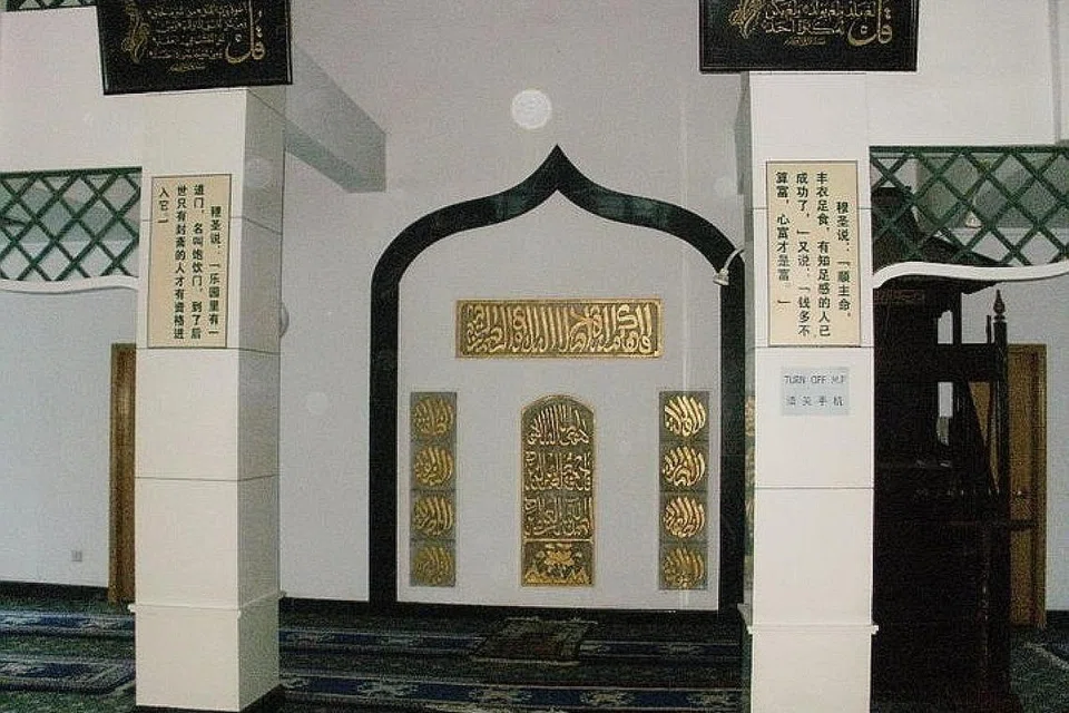 MASJID TAIPINGFANG: Masjid yang terletak di daerah komersial dan hiburan di utara Shilu ini dibaik pulih pada 2018 dan menjadi tempat umat Islam setempat dan pengunjung mendirikan solat. Ia terletak di kejiranan yang sibuk, sempit dan dikelilingi restoran dan hotel kecil, kantin, gerai makanan dan kedai menjual daging bagi masyarakat Muslim Uighur dan Hui. - Foto-foto FACEBOOK 