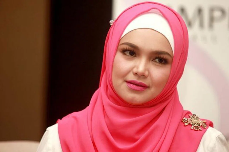 KEJAYAAN MANIS: Penyanyi Datuk Siti Nurhaliza menyifatkan lima kemenangan yang diraih di Anugerah Industri Muzik 22 (AIM22) sebagai pencapaian terbaiknya sepanjang 20 tahun berkecimpung dalam industri muzik tanah air. - Foto THE STAR ONLINE