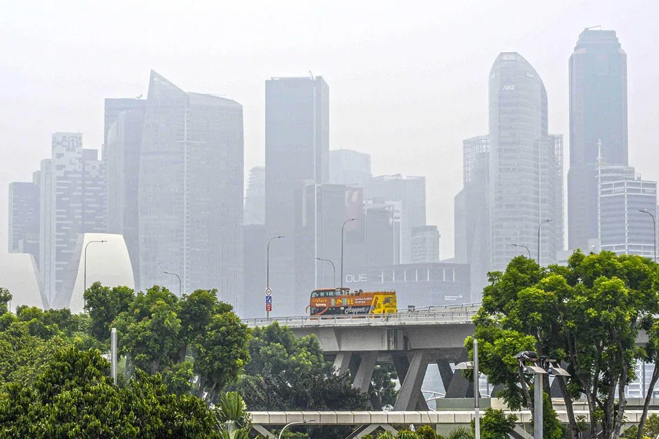KEADAAN KELAM: Pusat bandar diseliputi jerebu yang semakin tebal dengan mutu udara di Singapura bertambah teruk berbanding minggu lalu. - Foto AFP