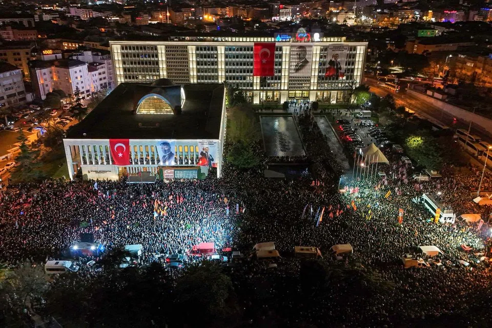 Gambar edaran yang diambil dan dikeluarkan oleh Pejabat Media Parti Rakyat Republikan (CHP) pada 19 Mac 2025 ini menunjukkan pandangan udara orang ramai yang berhimpun di hadapan Ibu Pejabat Perbandaran Metropolitan Istanbul semasa satu demonstrasi berlangsung. Polis Turkey telah menyerbu kediaman Datuk Bandar Istanbul, Ekrem Imamoglu, pada hari yang sama dan menahannya berhubung siasatan kes rasuah, satu tindakan yang dikecam oleh parti pembangkang utama CHP sebagai satu bentuk “rampasan kuasa”.