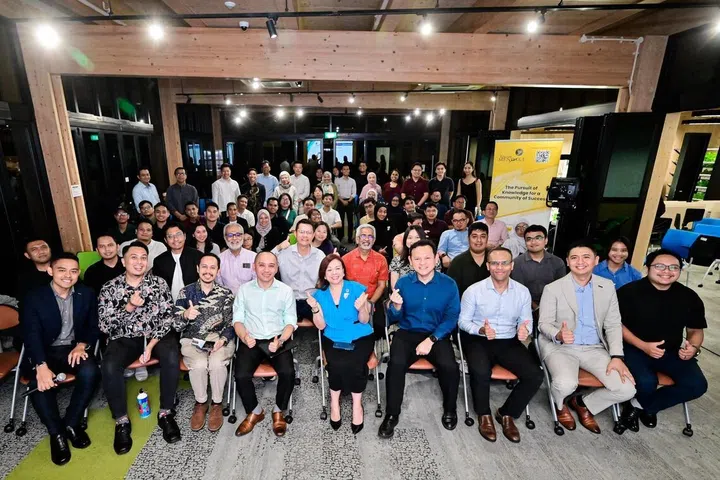 Menteri Negara Kanan (Kemampanan dan Sekitaran merangkap Pertahanan) dan Pengerusi Yayasan Mendaki, Encik Zaqy Mohamad (duduk, empat dari kanan) bersama anggota panel sesi Siri Perbualan Rangkaian Karyawan (PN) Mendaki, Ketua Pegawai Kemampanan City Development Limited (CDL), Cik Esther An (sebelah kanan Encik Zaqy), bergambar bersama peserta. Turut hadir ialah CEO Mendaki, Encik Mohamed Feroz Mohamed Akber (sebelah kiri Encik Zaqy).