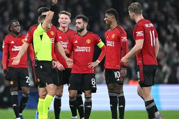 NASIB MALANG: Pemain Manchester United, Marcus Rashford, dilayangkan kad merah selepas semakan VAR mendapati kakinya diletakkan pada buku lali pemain FC Copenhagen, Elias Jelert.