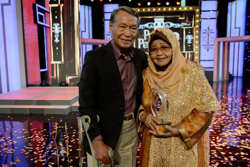 Allahyarhamha Pon Bachik (kanan) bersama suaminya, Allahyarham Mahfudz Abdul Majid, ketika menerima Anugerah Perdana Emas pada 2016. 