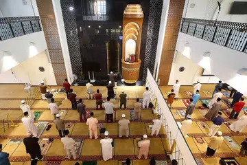 ZON BERLAINAN: Setiap masjid telah mengadakan tiga sesi solat Hari Raya Aidilfitri dan setiap sesi dihadkan sehingga 100 jemaah di dua zon sebanyak 50 jemaah setiap zon. - Foto MUIS