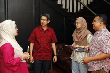 TERBIT BUKU: Dr Muhammad Faishal (dua dari kiri) bersama penulis buku (dari kiri) Cik Wan Jumaiah Mohd Jubri, Cik Nor Djannah Djohan dan Encik R Azmann A Rahman. - Foto-foto BH oleh JEREMY KWAN