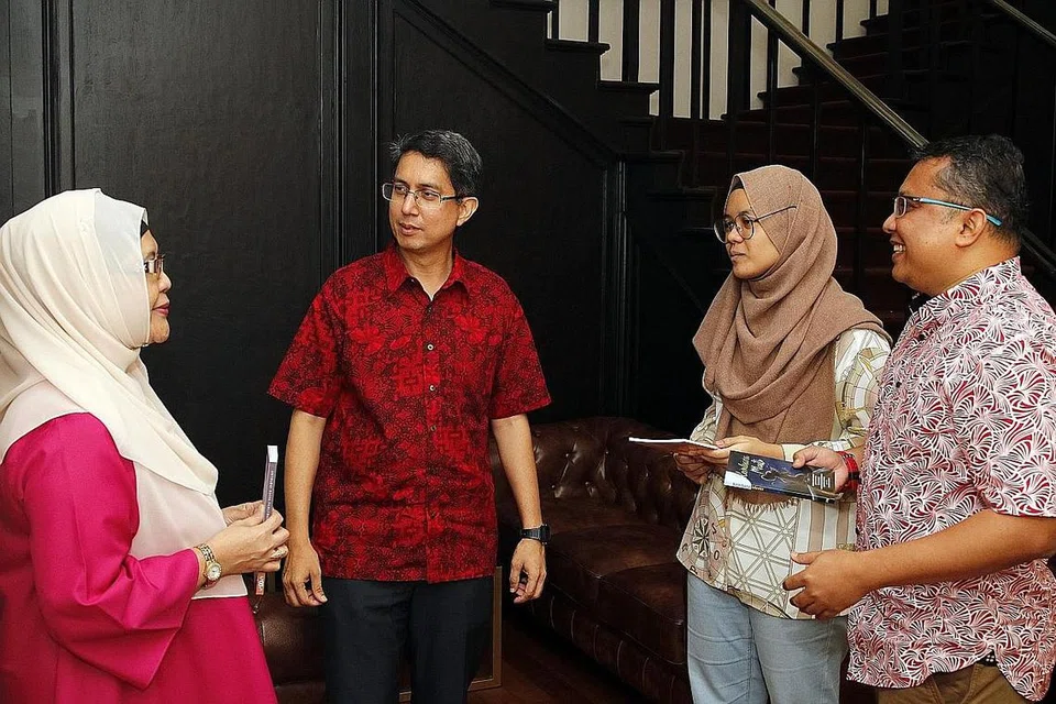 TERBIT BUKU: Dr Muhammad Faishal (dua dari kiri) bersama penulis buku (dari kiri) Cik Wan Jumaiah Mohd Jubri, Cik Nor Djannah Djohan dan Encik R Azmann A Rahman. - Foto-foto BH oleh JEREMY KWAN