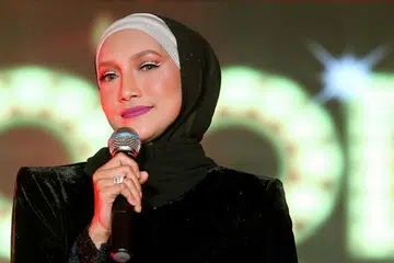 HORMATI KERJAYA SENI: Ziana Zain memberanikan diri muncul di khalayak ramai bagi memenuhi undangan menyanyi demi menggalas tanggungjawab kerana sudah menerima undangan. - Foto BERITA HARIAN MALAYSIA