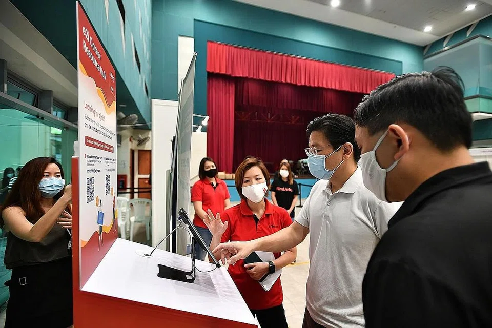 TAHUN PEMBELAJARAN: Menteri Pendidikan Encik Lawrence Wong (dua dari kanan) di acara North West SkillsFuture Marketplace yang berlangsung di Kelab Masyarakat Yew Tee semalam. - Foto BH oleh LIM YAOHUI