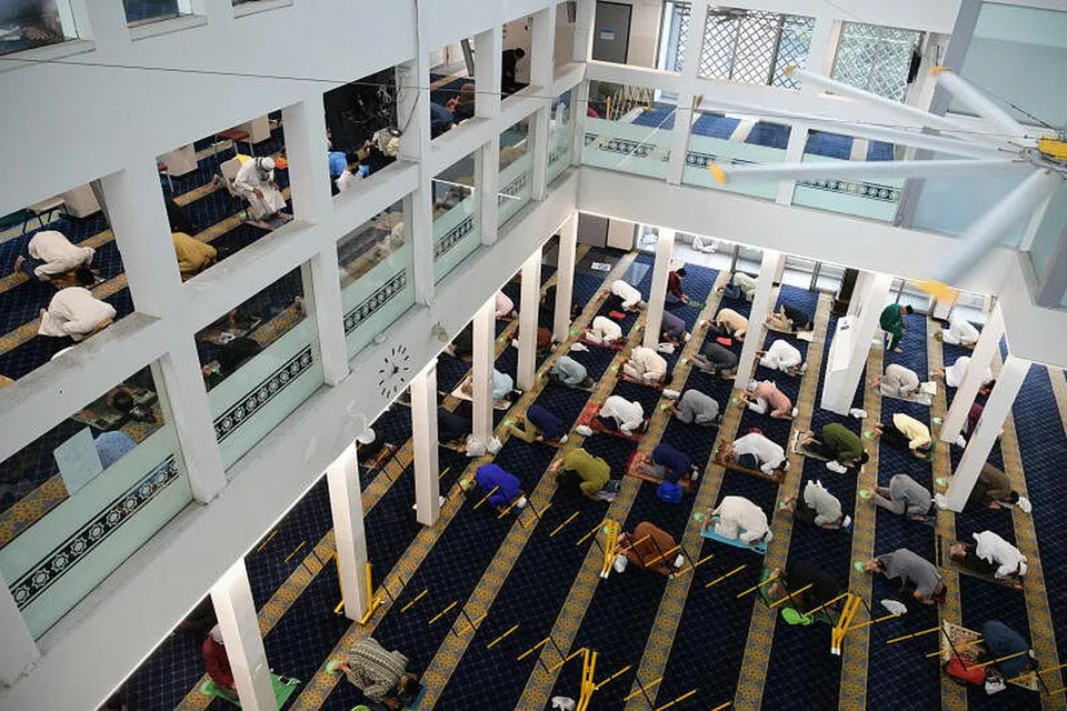 19 masjid setempat akan terus menawarkan dua zon bagi setiap sesi solat bagi mereka yang telah divaksin sepenuhnya atau menjalani ujian Covid-19, kata Muis. 